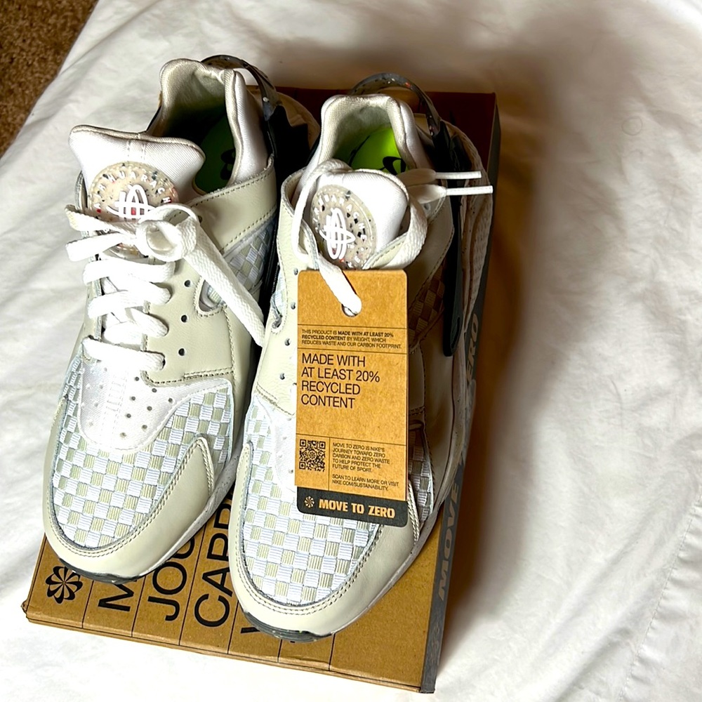 Nike men’s Air Huarache crater premium shoes light bone/white/black,size 8 new
